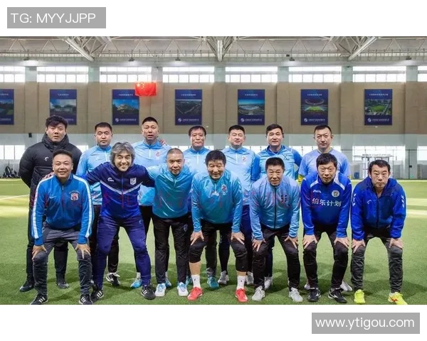 足球巨星们携手同框 展现无尽荣耀与友谊的精彩瞬间 足球巨星们携手同框 展现无尽荣耀与友谊的精彩瞬间